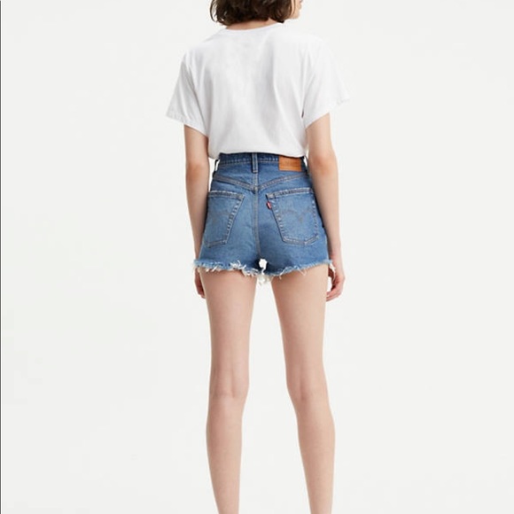 Levis Ribcage Short in Medium Wash - Picture 2 of 4